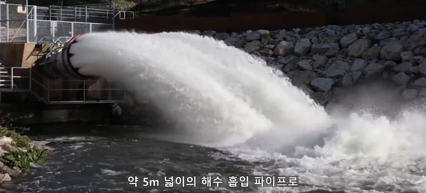초대형 터빈에 빨려들어간 남자.jpg