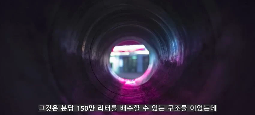 초대형 터빈에 빨려들어간 남자.jpg