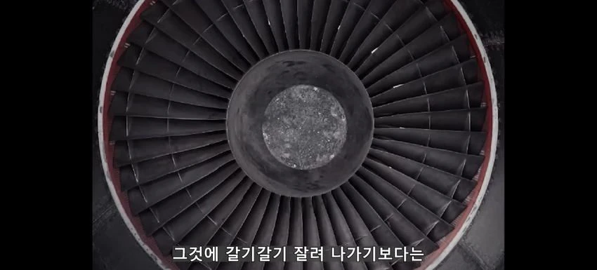 초대형 터빈에 빨려들어간 남자.jpg