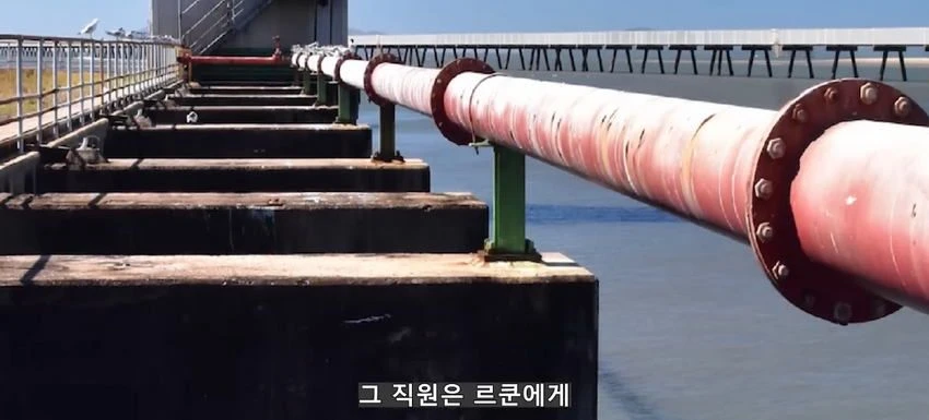 초대형 터빈에 빨려들어간 남자.jpg