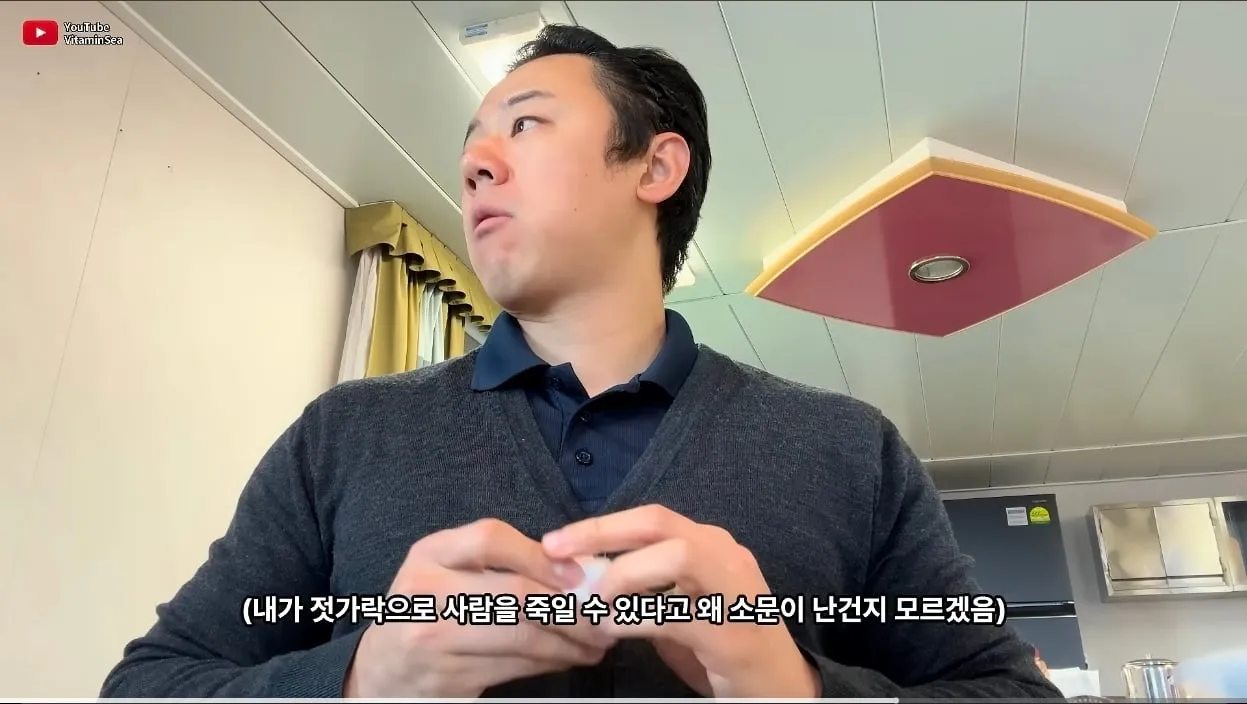 유일하게 한명만 젓가락을 쓰면 벌어지는일.jpg