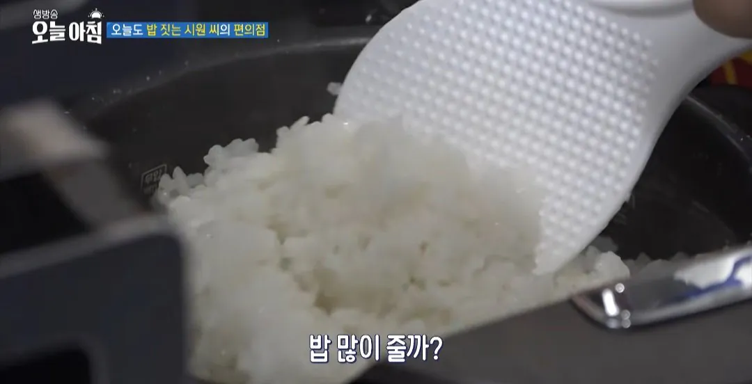 학생들에게 무료로 밥을 주는 편의점 사장님.jpg