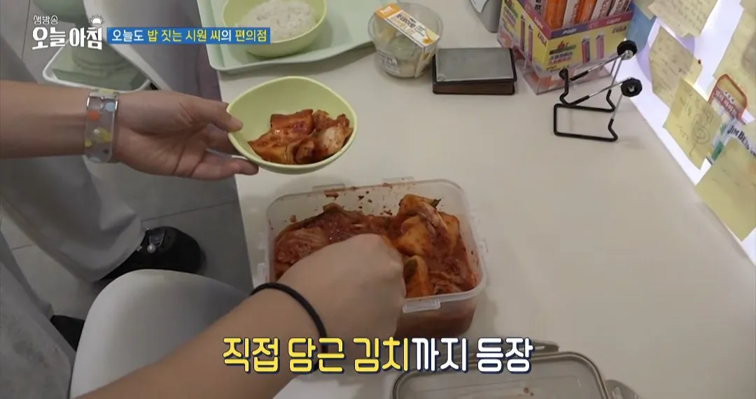 학생들에게 무료로 밥을 주는 편의점 사장님.jpg