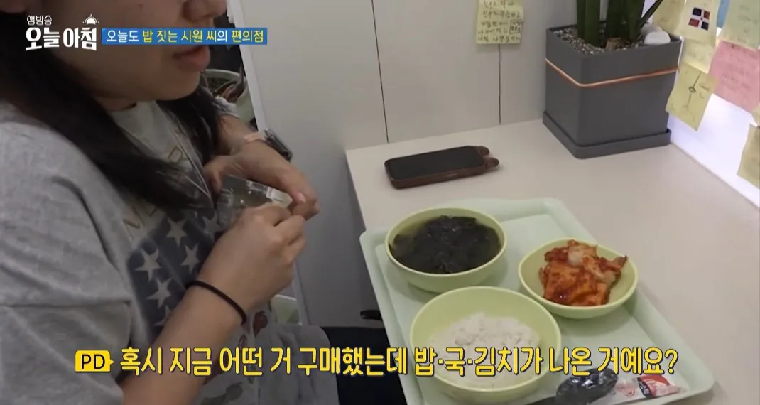학생들에게 무료로 밥을 주는 편의점 사장님.jpg
