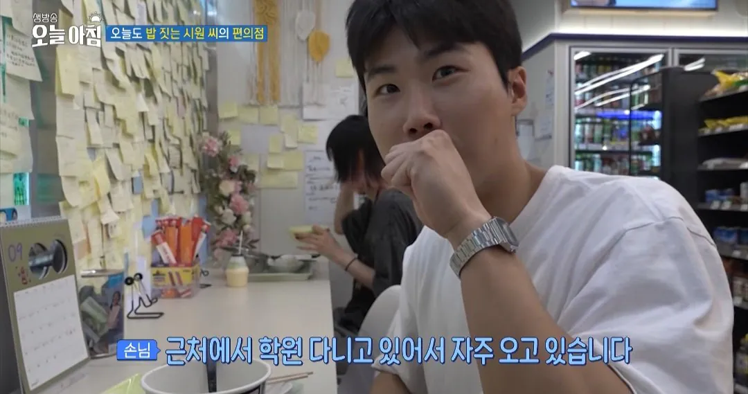 학생들에게 무료로 밥을 주는 편의점 사장님.jpg