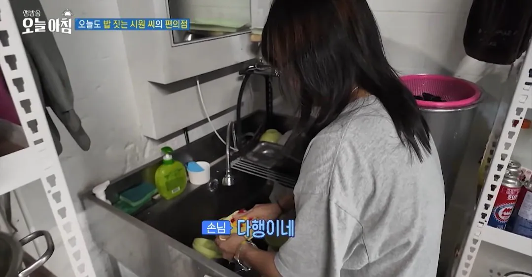 학생들에게 무료로 밥을 주는 편의점 사장님.jpg