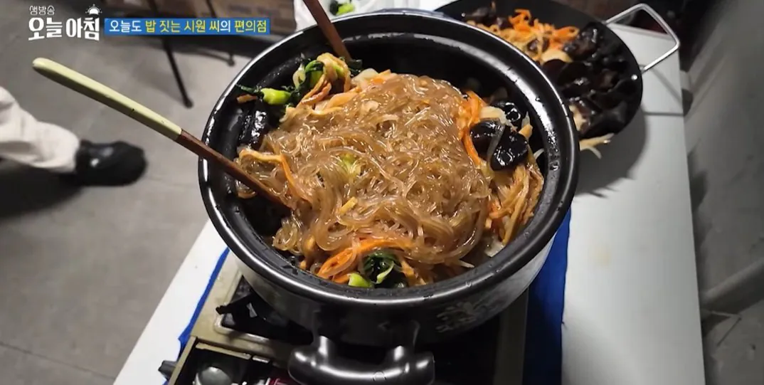 학생들에게 무료로 밥을 주는 편의점 사장님.jpg