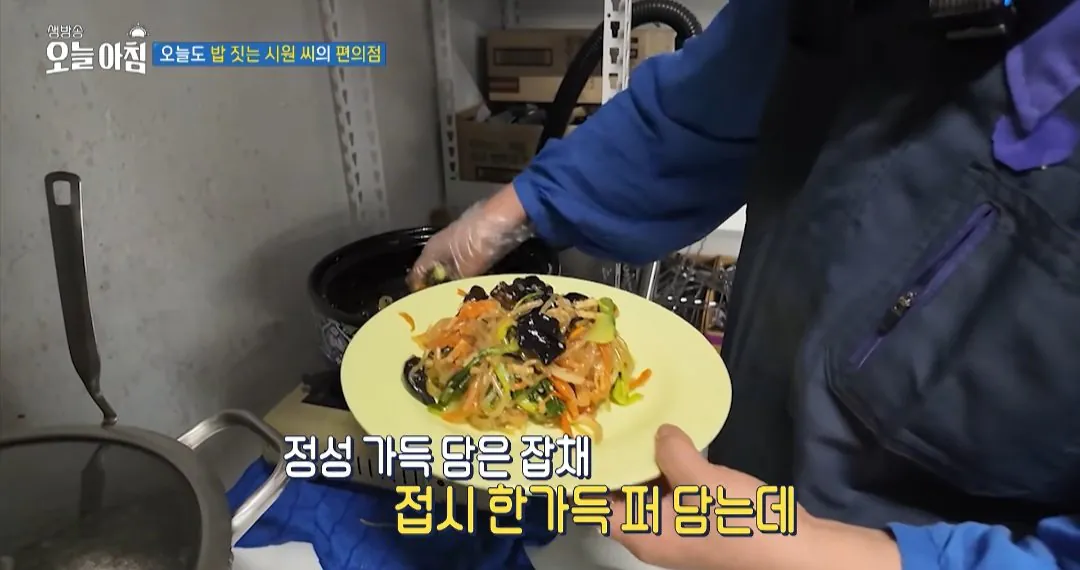 학생들에게 무료로 밥을 주는 편의점 사장님.jpg