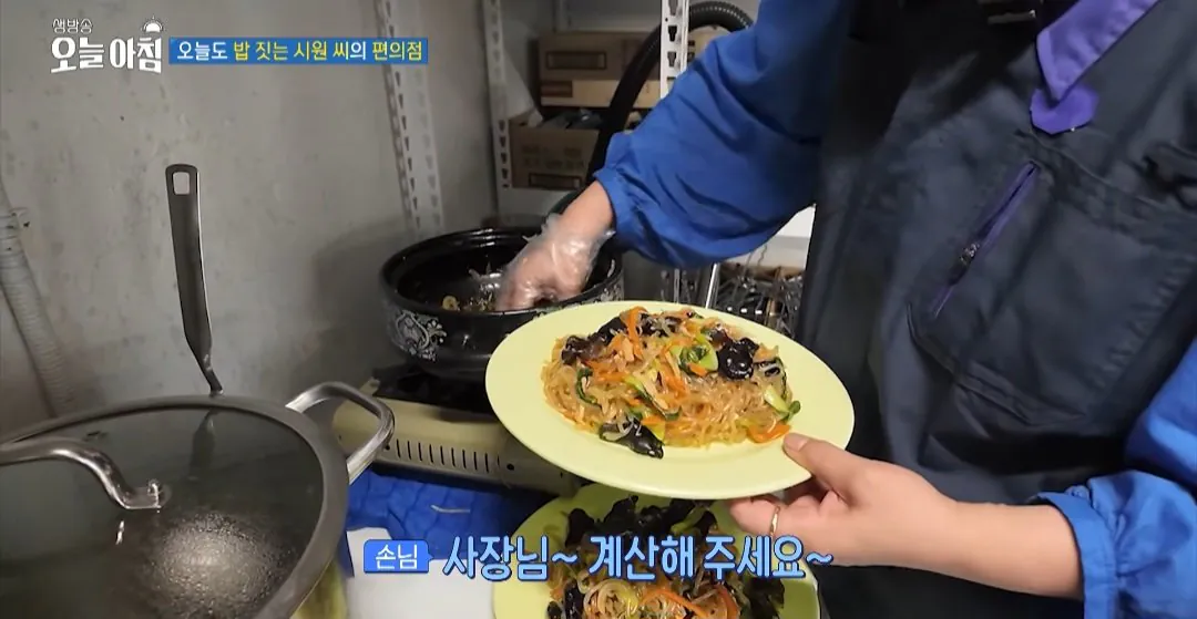 학생들에게 무료로 밥을 주는 편의점 사장님.jpg