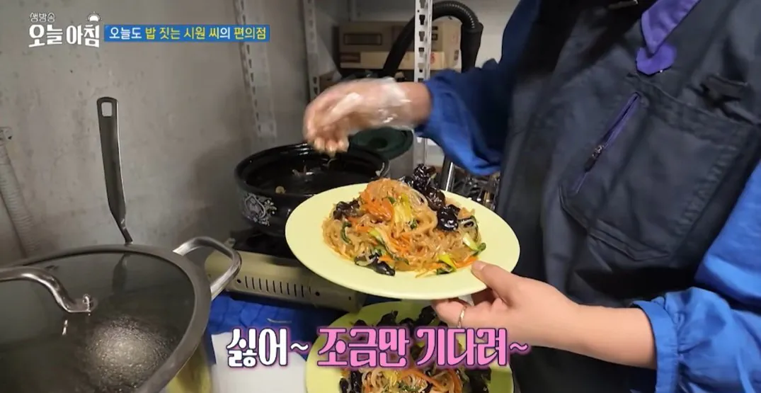 학생들에게 무료로 밥을 주는 편의점 사장님.jpg