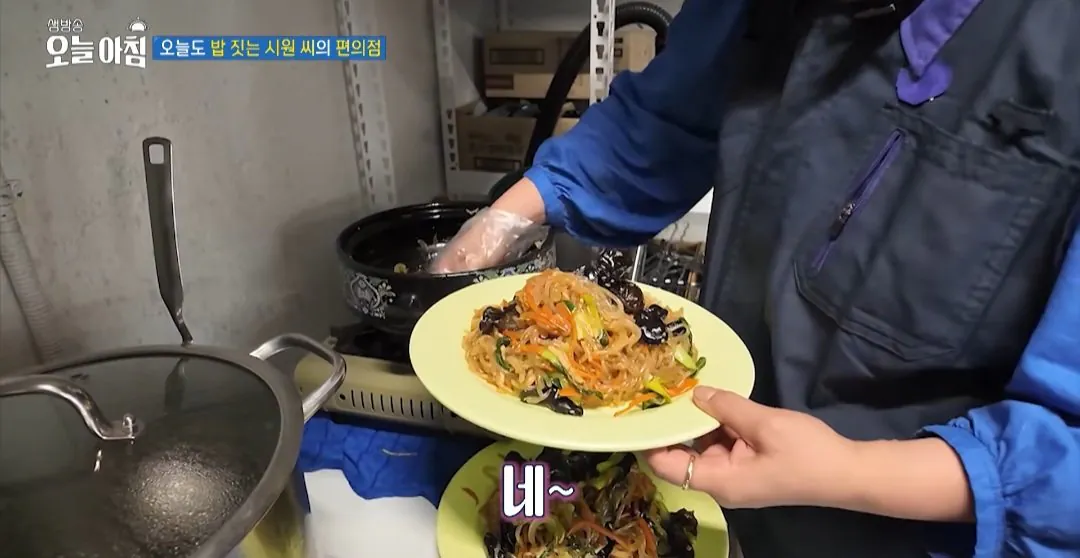 학생들에게 무료로 밥을 주는 편의점 사장님.jpg