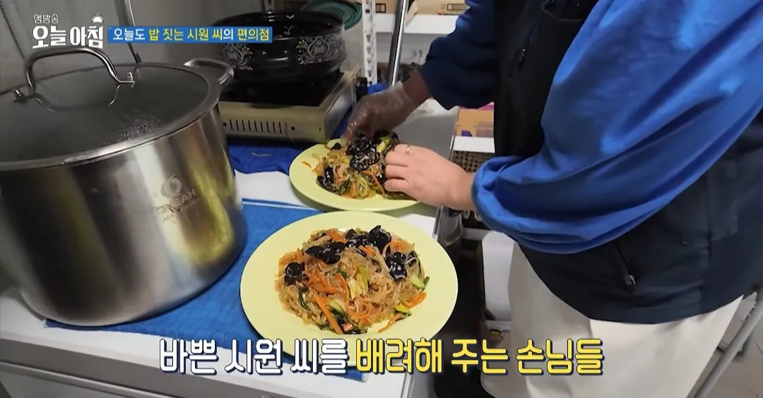 학생들에게 무료로 밥을 주는 편의점 사장님.jpg