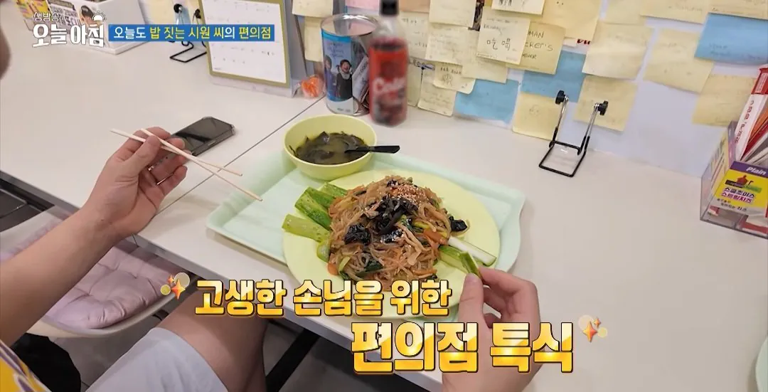 학생들에게 무료로 밥을 주는 편의점 사장님.jpg