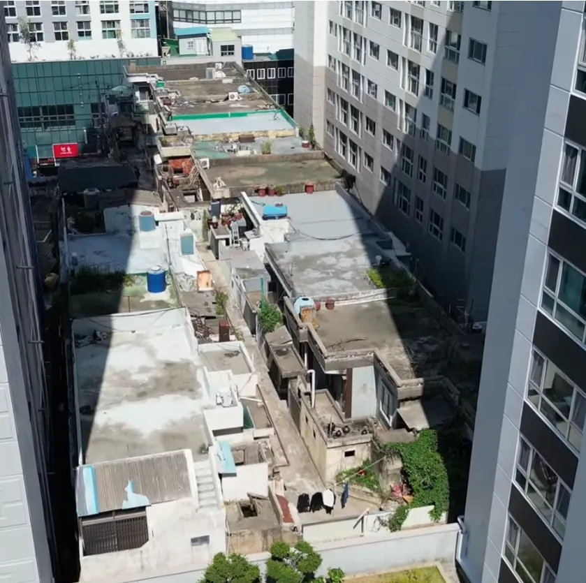 아파트 숲 사이의 흔한 주택가.