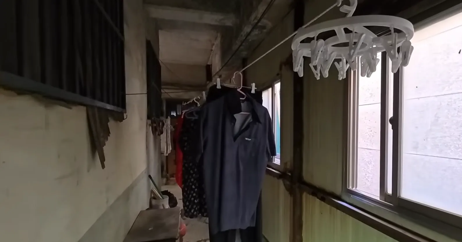아파트 숲 사이의 흔한 주택가.