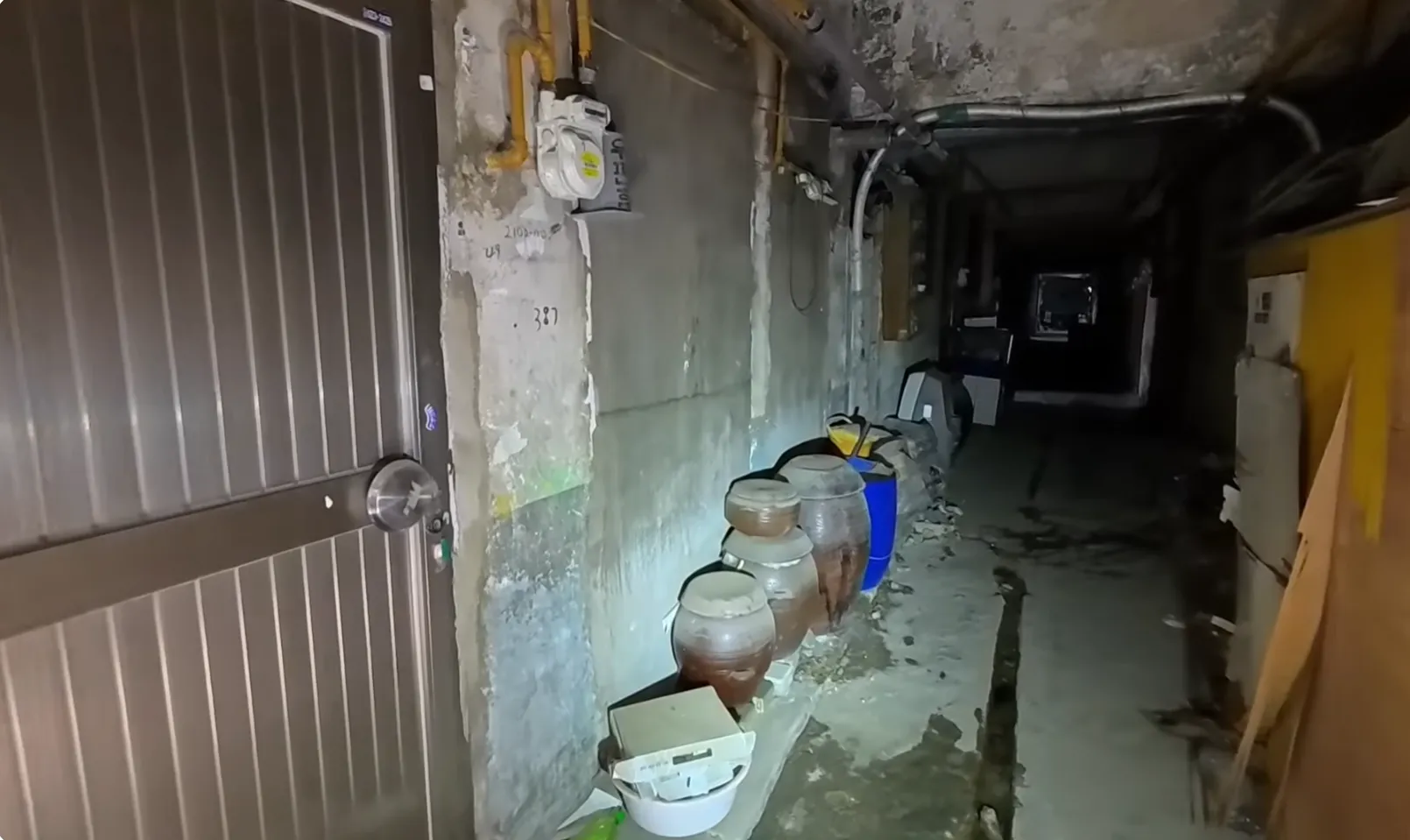 아파트 숲 사이의 흔한 주택가.
