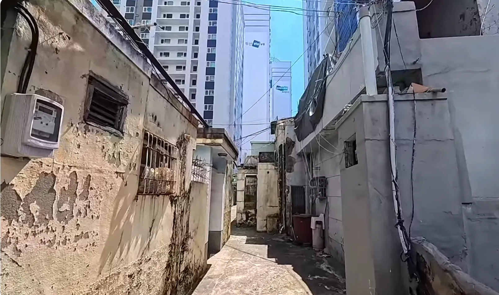아파트 숲 사이의 흔한 주택가.