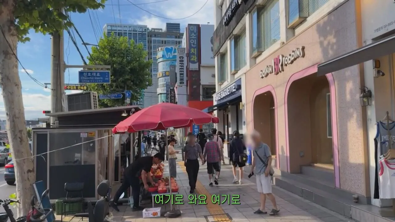 동생들에게 떡볶이 사주려 직접 사러간 시각장애인