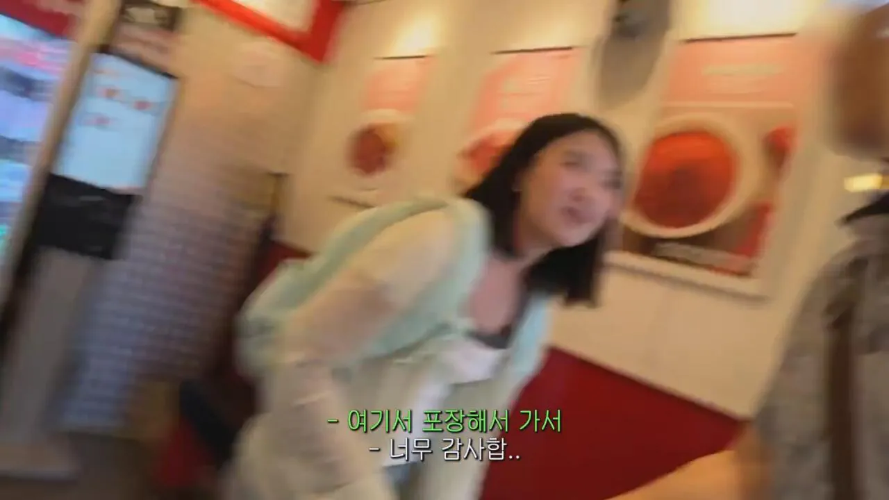 동생들에게 떡볶이 사주려 직접 사러간 시각장애인