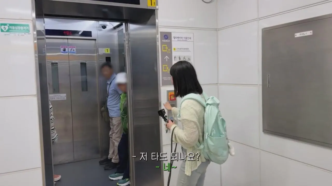 동생들에게 떡볶이 사주려 직접 사러간 시각장애인
