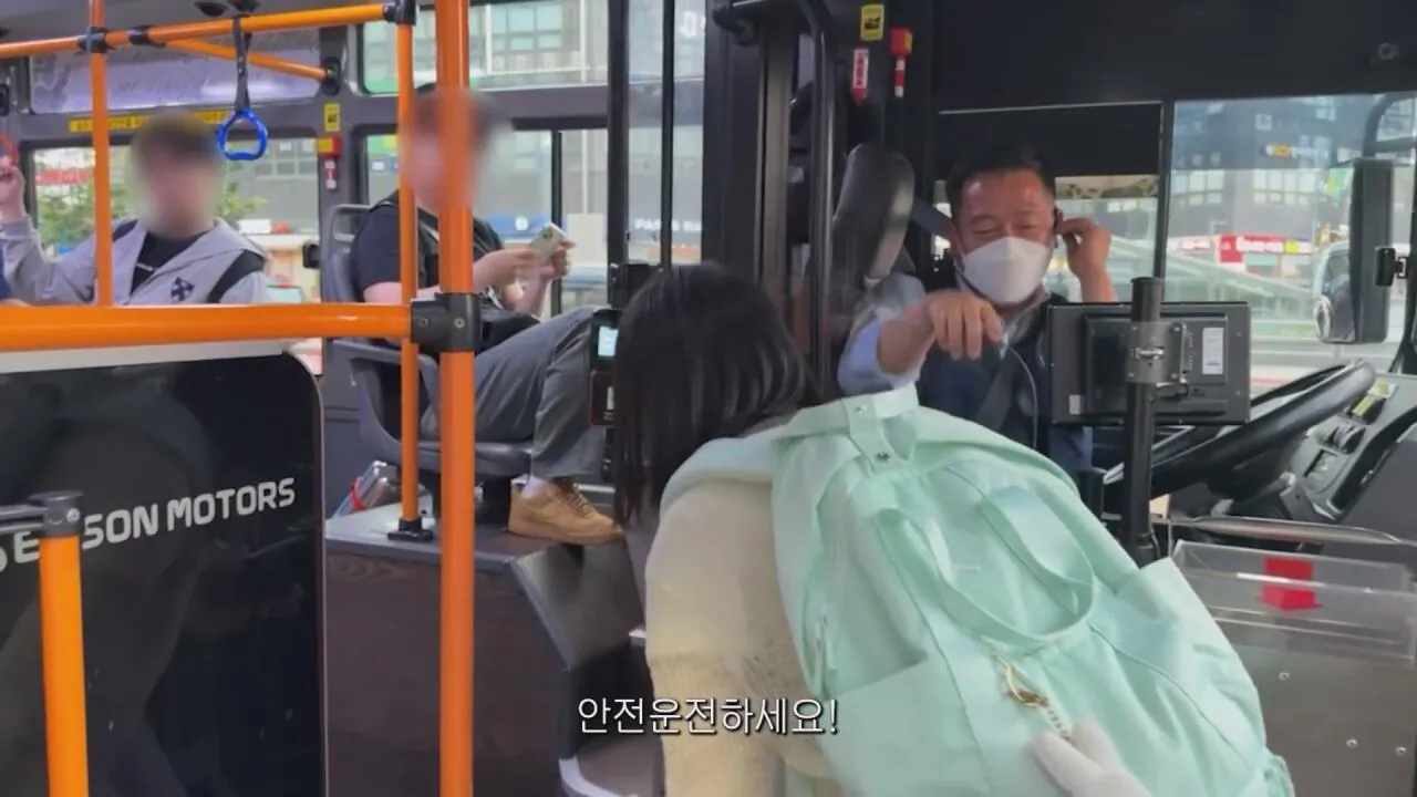 동생들에게 떡볶이 사주려 직접 사러간 시각장애인