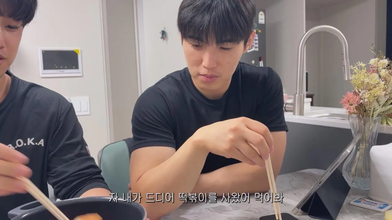 동생들에게 떡볶이 사주려 직접 사러간 시각장애인