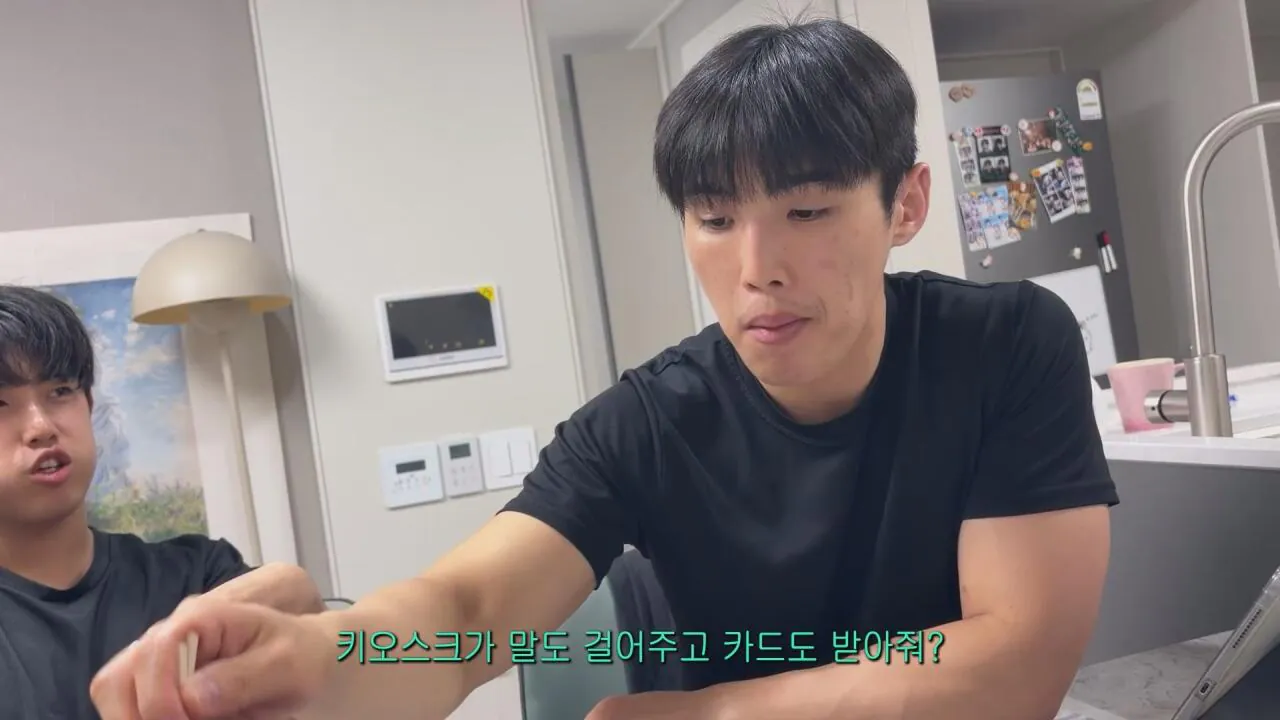 동생들에게 떡볶이 사주려 직접 사러간 시각장애인