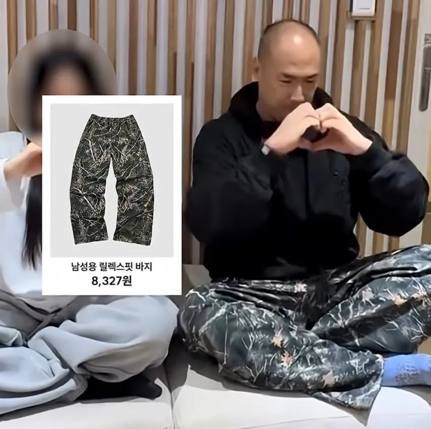 테무에서 옷 사는 남성.jpg