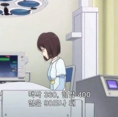 환자의 상태를 체크중인 간호사
