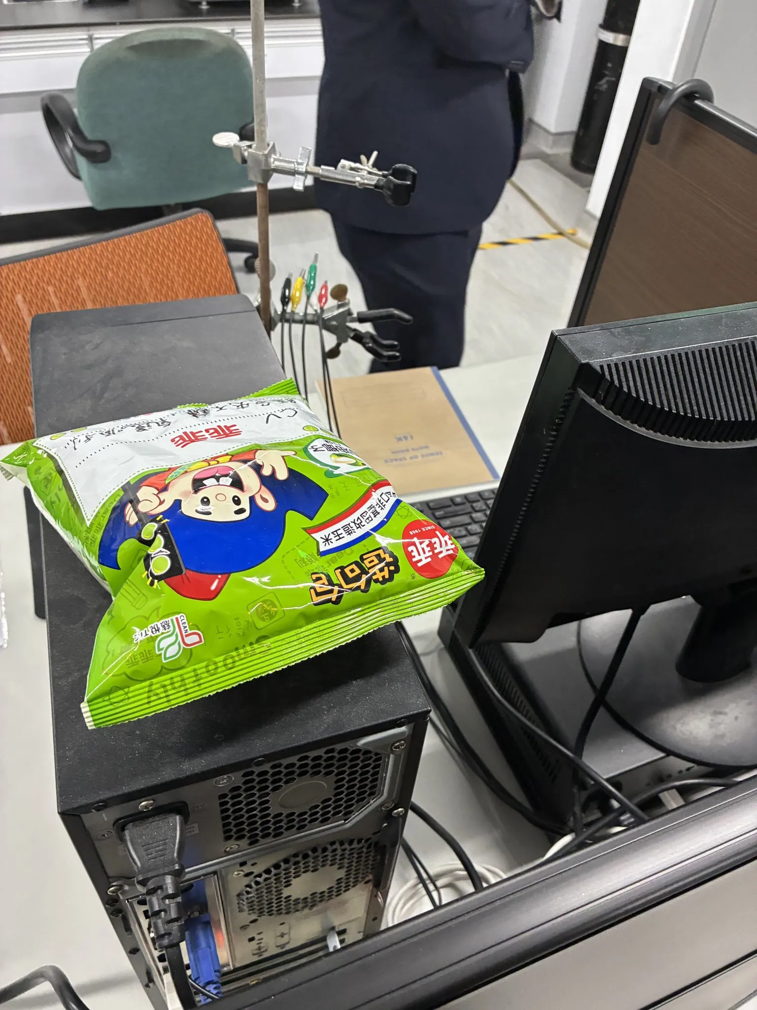 대만에서 기계 고장나지말라고 주변에 둔다는 과자.jpg