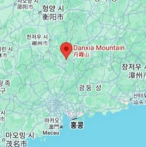 中] 가파른 단샤산(丹霞山) 암봉을 내려오는 작업자.mp4